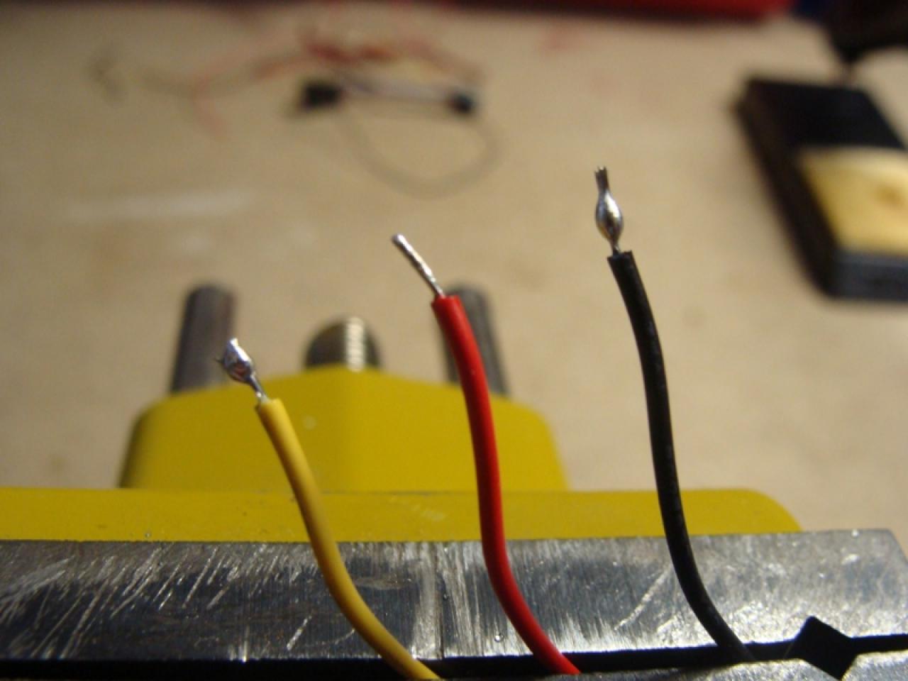 [21/01/2011] PCGH Extreme: How-To für 3-Pin-Lüfterkabel mit Tachosignal zum selbst Löten (2)