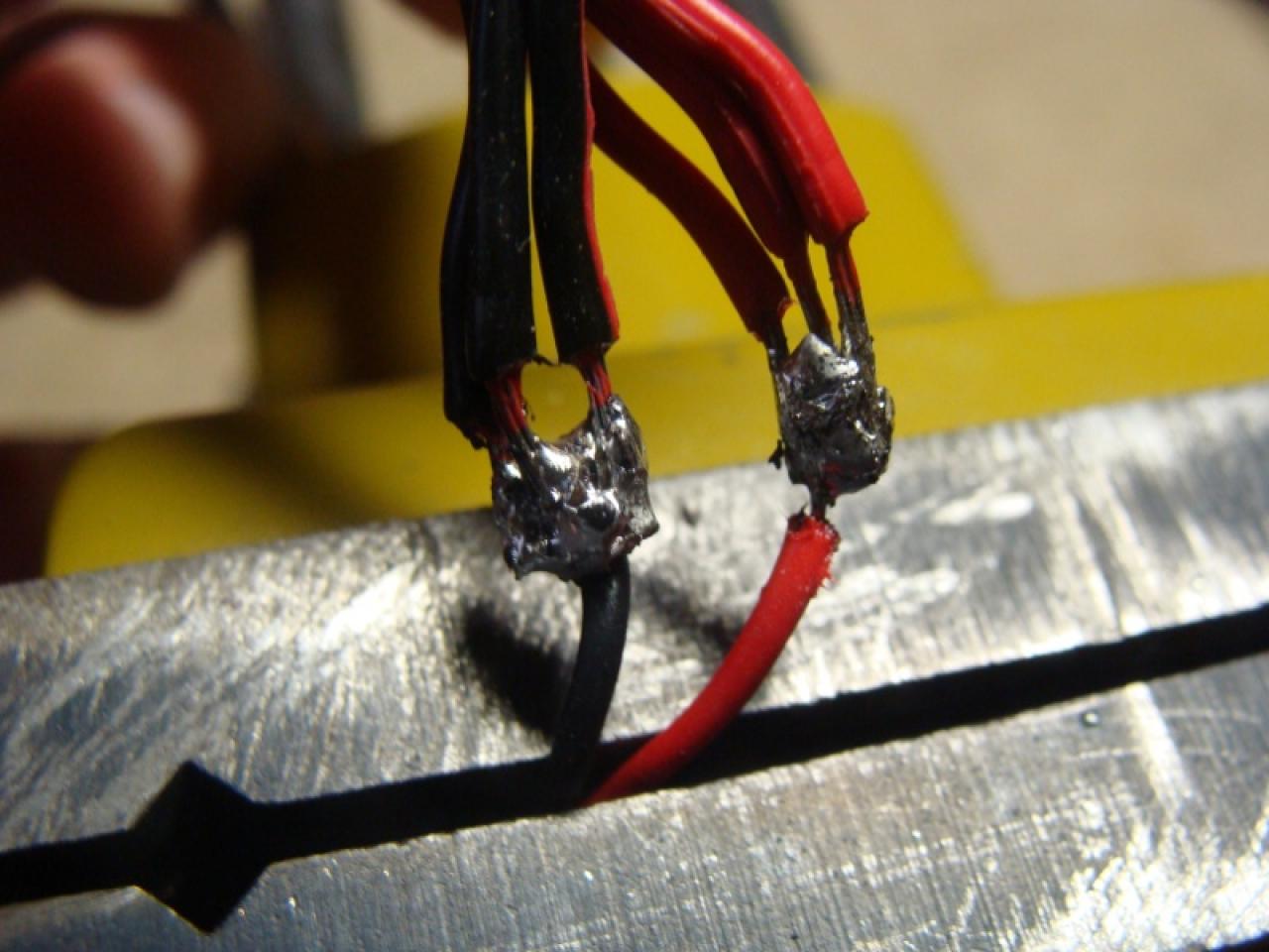[21/01/2011] PCGH Extreme: How-To für 3-Pin-Lüfterkabel mit Tachosignal zum selbst Löten (5)