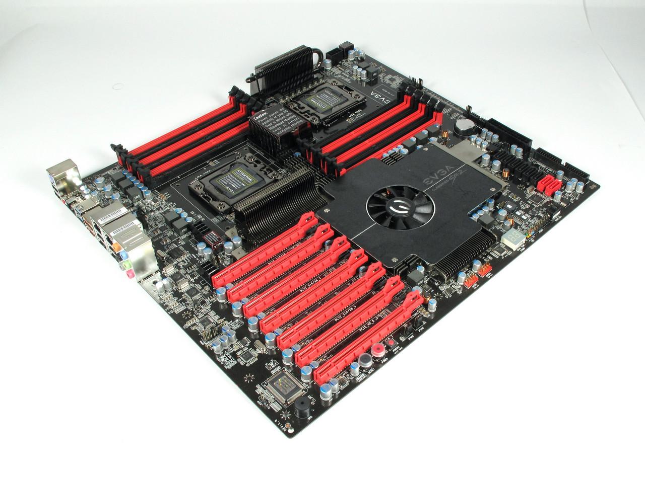 [26/01/2011] EVGA Classified SR2: Das Super Record 2 führt das fort, was Skulltrail begann. Die Platine schluckt zwei Xeon DP alias Westmere-EP und erlaubt daher schon 2010 bis zu 12 Kerne und 24 Threads. Sieben PCI-E-Steckplätze ermöglichen den Betrieb von mehreren Grafikkarten im Crossfire- oder SLI-Verbund.