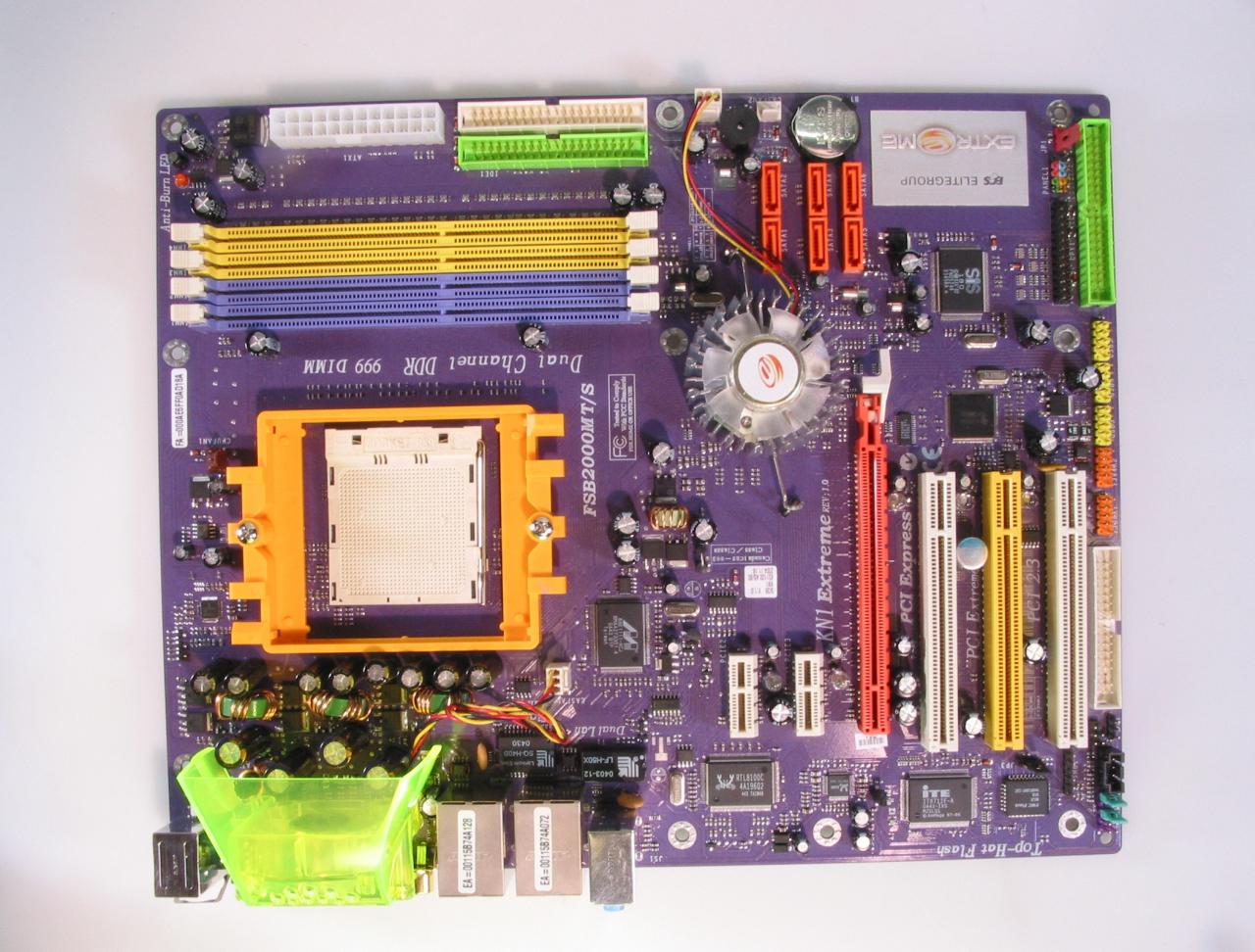 [26/01/2011] Elitegroup KN1 Extreme: Ein 40-mm-Lüfter samt Tunnel saugt Luft über die Spannungswandler. Die grüne Farbe erinnert an Nvidias Geforce FX 5800 Ultra - und in der Tat, leise ist die ECS-Kühlung nicht unbedingt. Obendrauf gibt es zwei gesockelte BIOS-Bausteine