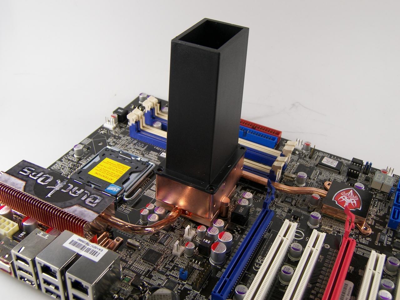 [26/01/2011] Foxconn Black Ops: Mit Call of Duty hat diese Platine wenig am Hut, dafür aber mit Aufätzen. Je nach Geschmack kann sie mit Luft, Wasser oder – und das ist einzigartig – Flüssigstickstoff gekühlt werden.