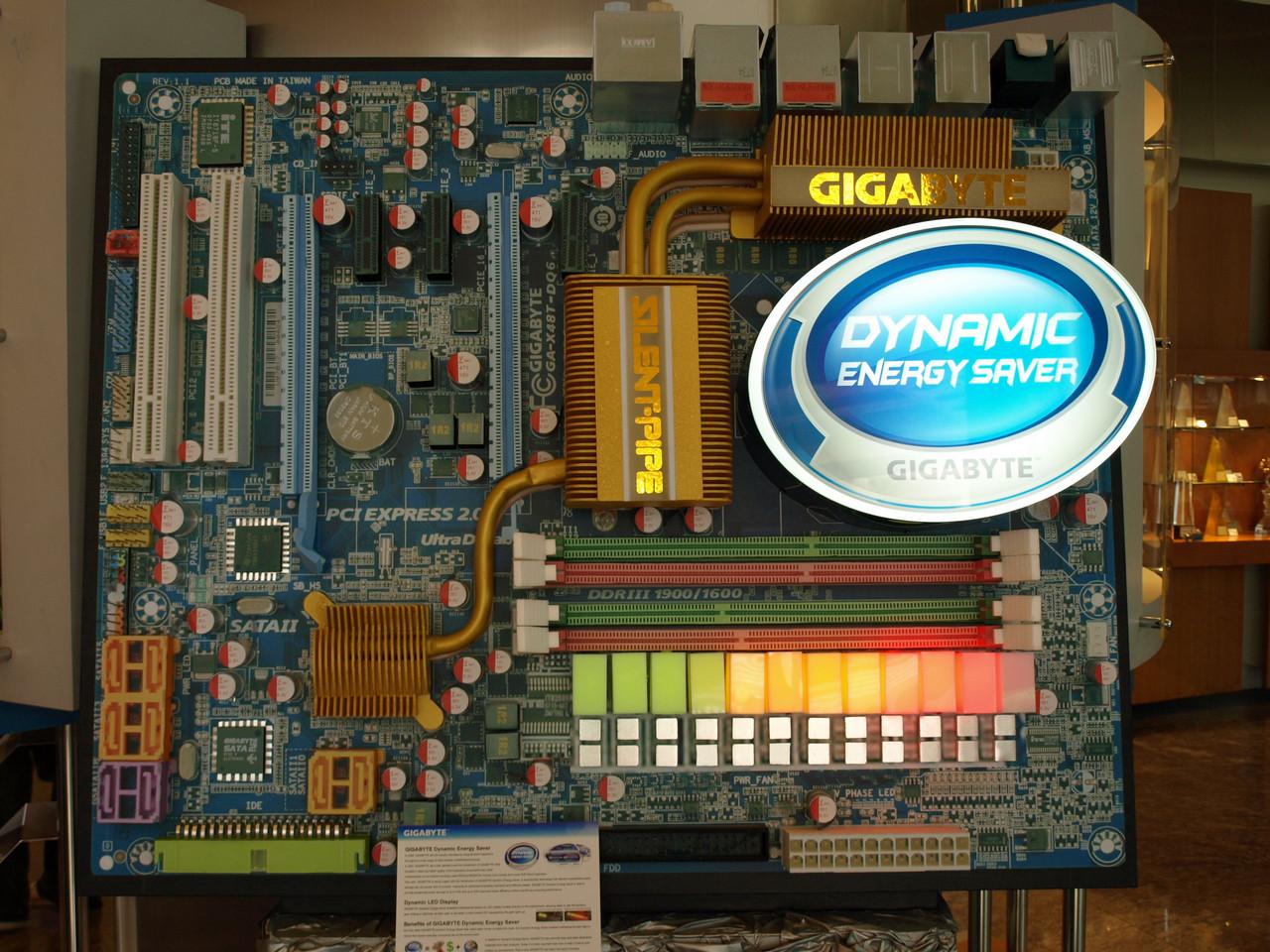 [26/01/2011] Gigabyte Pappplatine: Bei diesem Kunstwerk im Gigabyte-Hauptquartier handelt es sich natürlich nicht um ein funktionstüchtiges Mainboard.