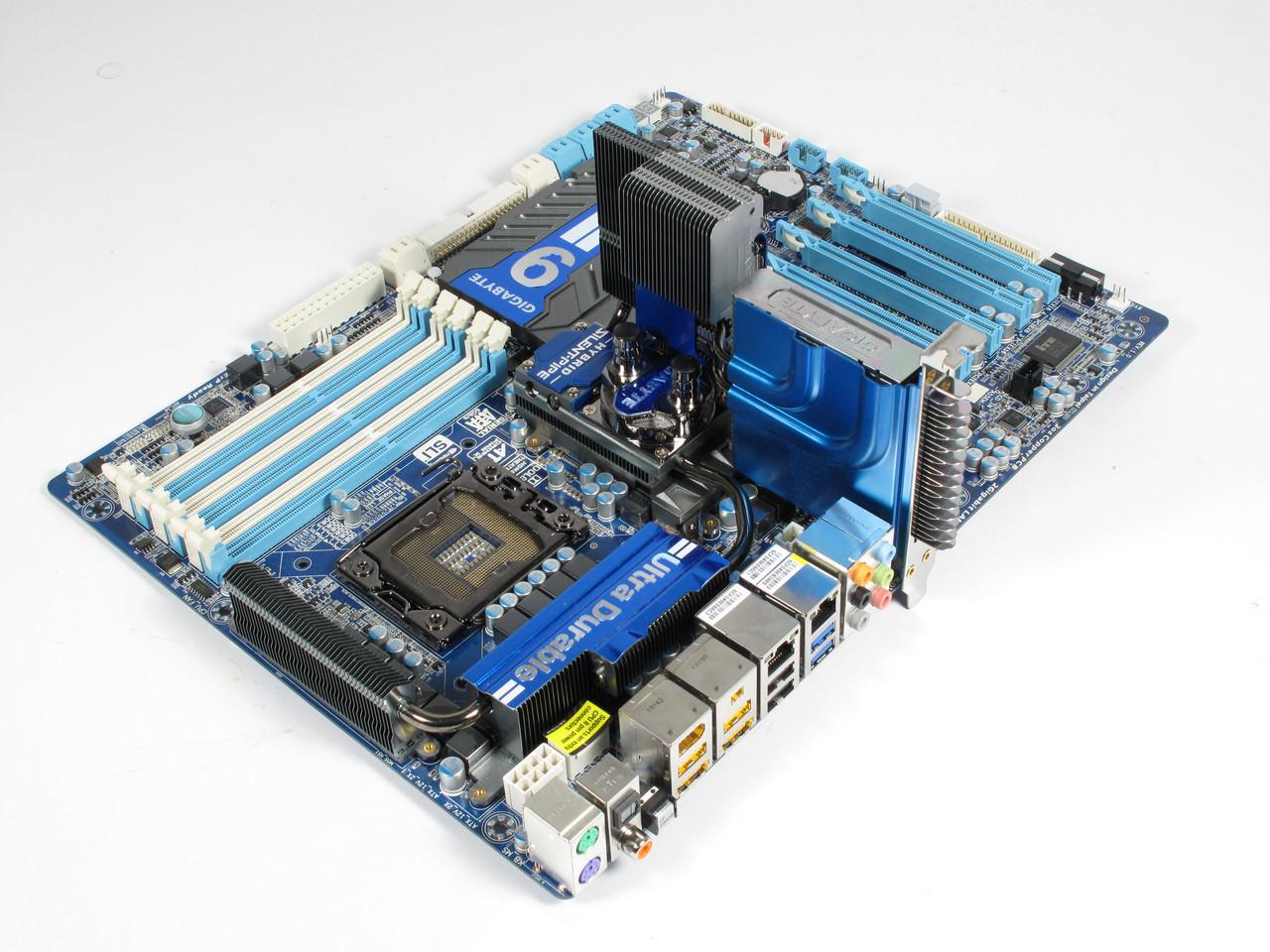[26/01/2011] Gigabyte X58A UD9: Zu Lebzeiten war das UD9 sündhaft teuer, dafür bietet Gigabyte einen Aufrüstservice, zwei NF200-SLI-Chips und eine enorm wuchtige Kühlung in Form einer Steckkarte. PC Games Hardware verfügte anno 2010 über das europaweit einzige Testmuster