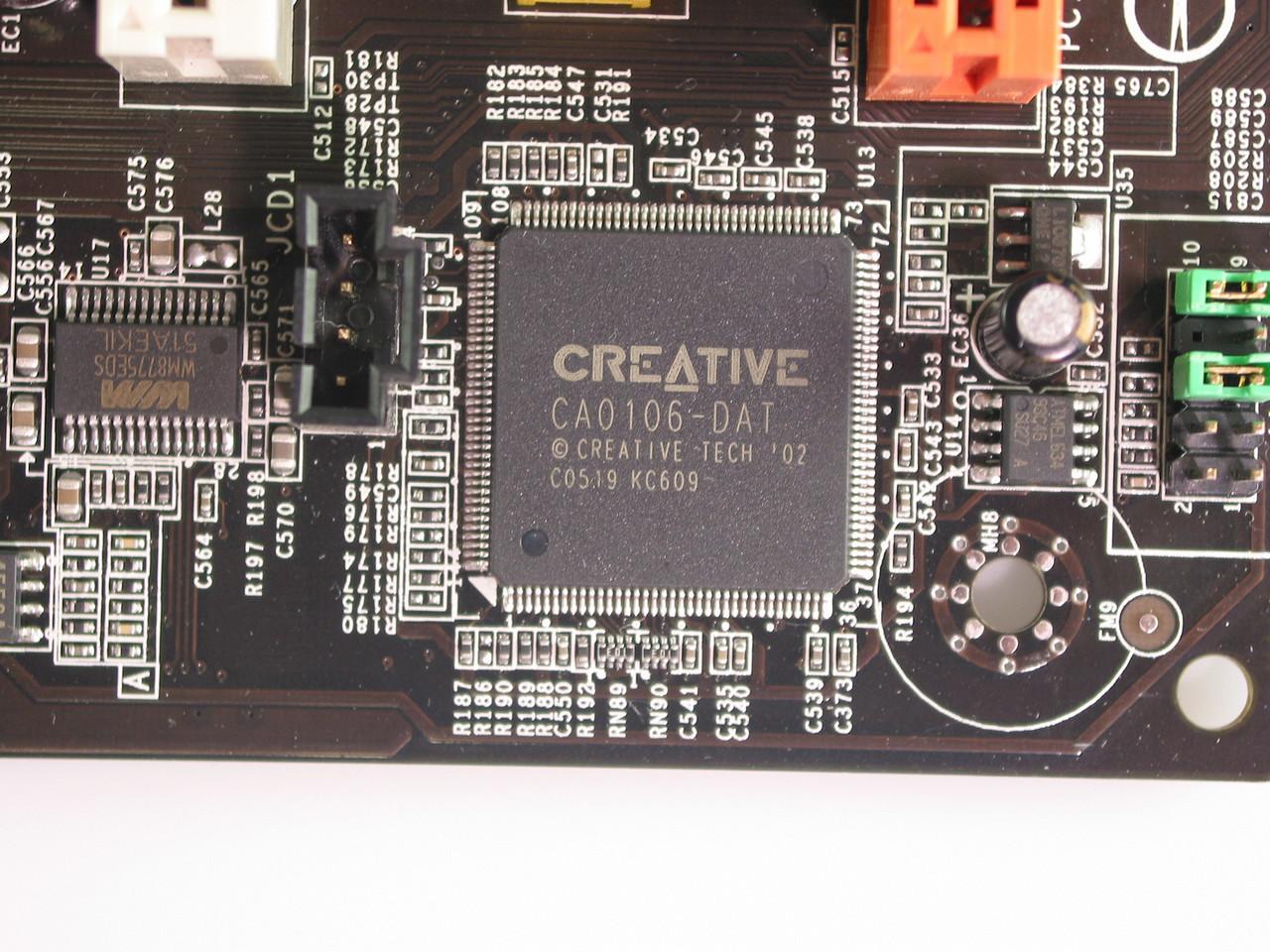 [26/01/2011] MSI K8N Diamond Plus Tube: Das Board nutzt eine verlötete Sound Blaster Audigy SE und packt einen Coolermaster Röhrenverstärker für einen 5,25