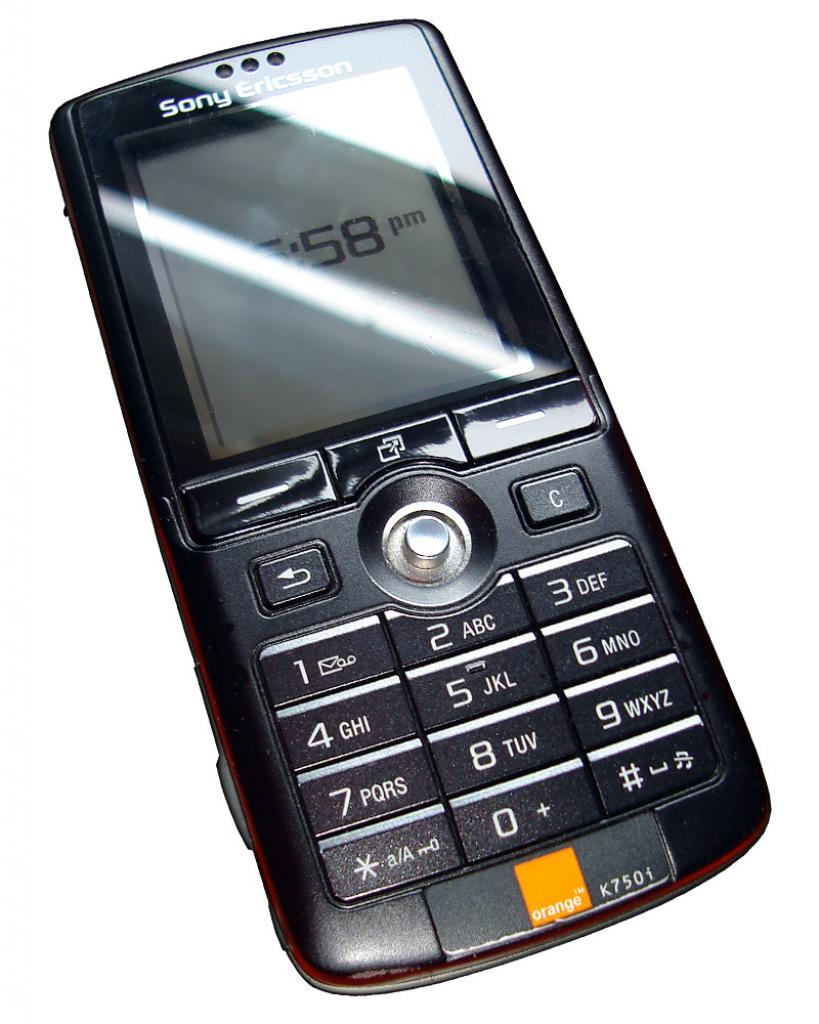 [10/01/2011] Platz	12:	Sony Ericsson K750i 17	Stimmen;	4,06%