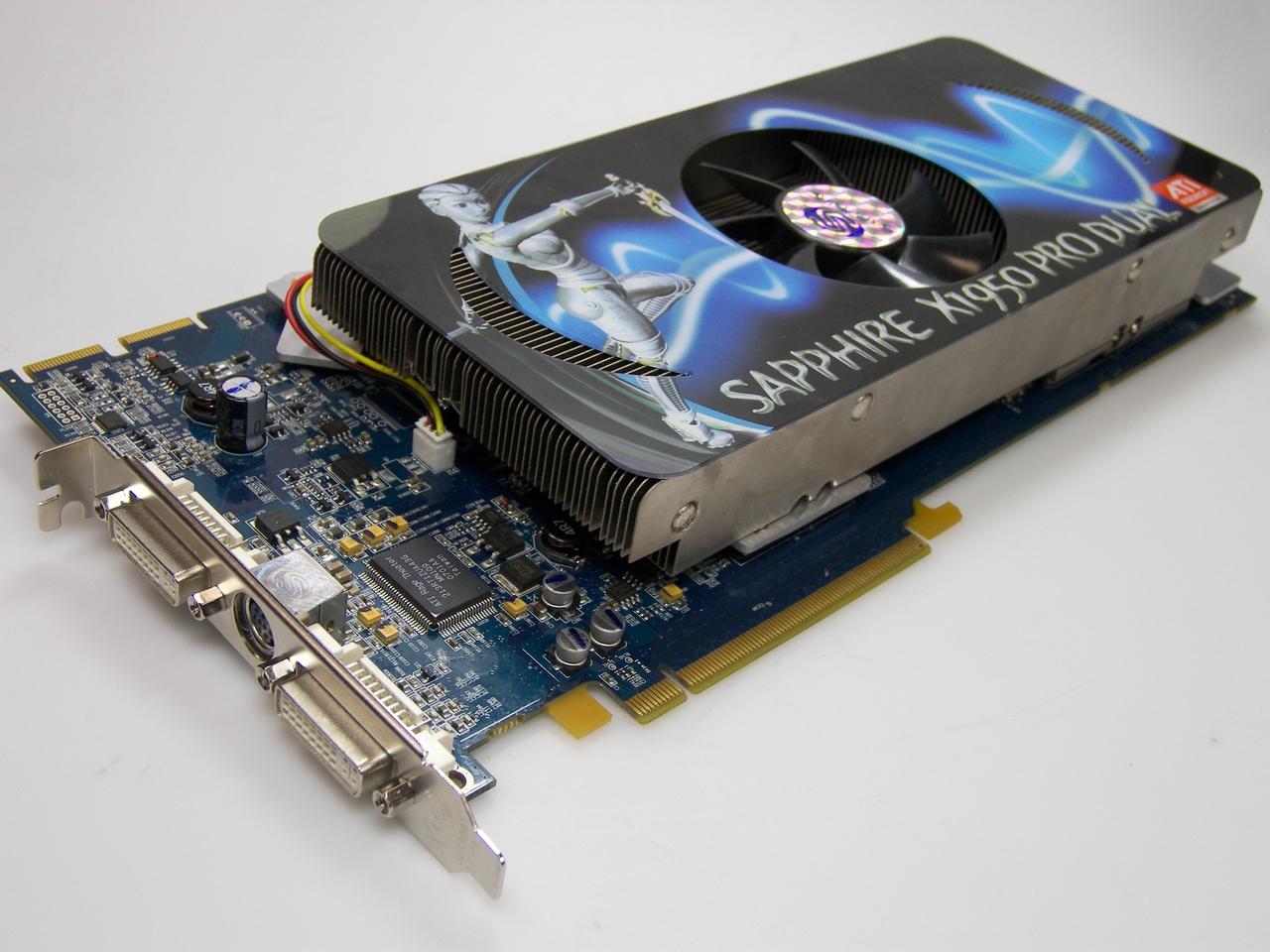 [17/01/2011] Die Sapphire X1950 Pro Dual ist nicht nur höher und länger als die meisten Karten ihrer Zeit, sondern verbindet auch noch zwei RV570 auf der gigantischen Platine.