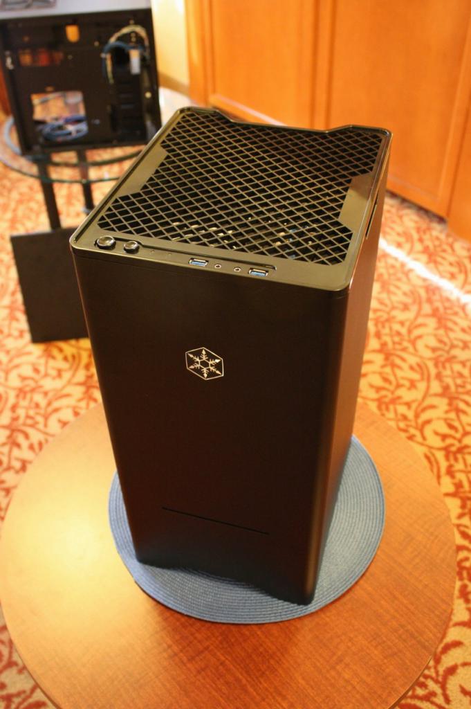 [10/01/2011] CES 2011: Silverstone zeigt Fortress FT03 (1)