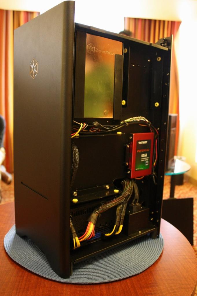 [10/01/2011] CES 2011: Silverstone zeigt Fortress FT03 (4)