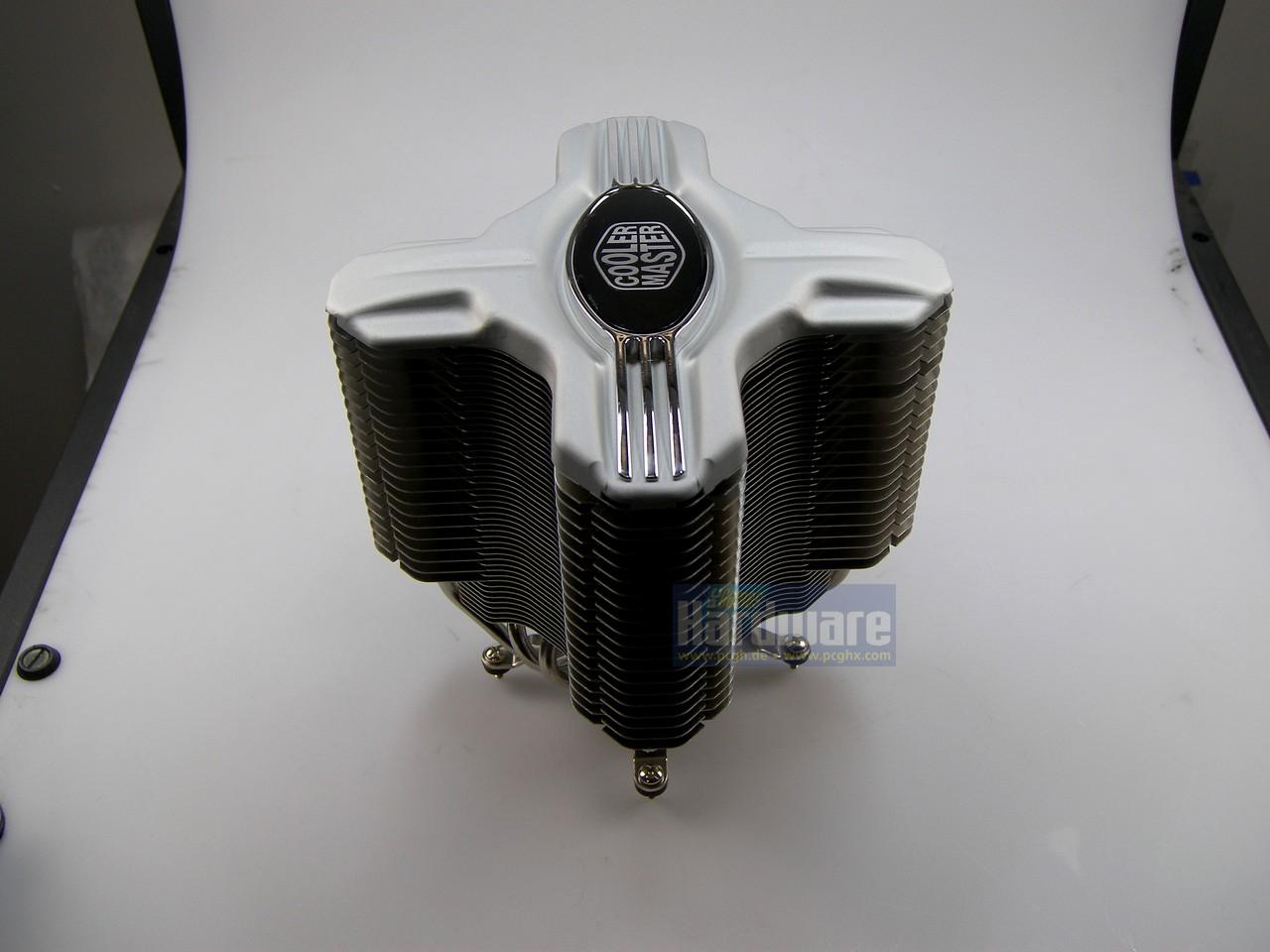 [21/01/2011] Cooler Master Hyper Z600: Will Cooler Master uns ein ein X für ein U vormachen? Hyper X600 wäre angesichts der Form der passendere Name.