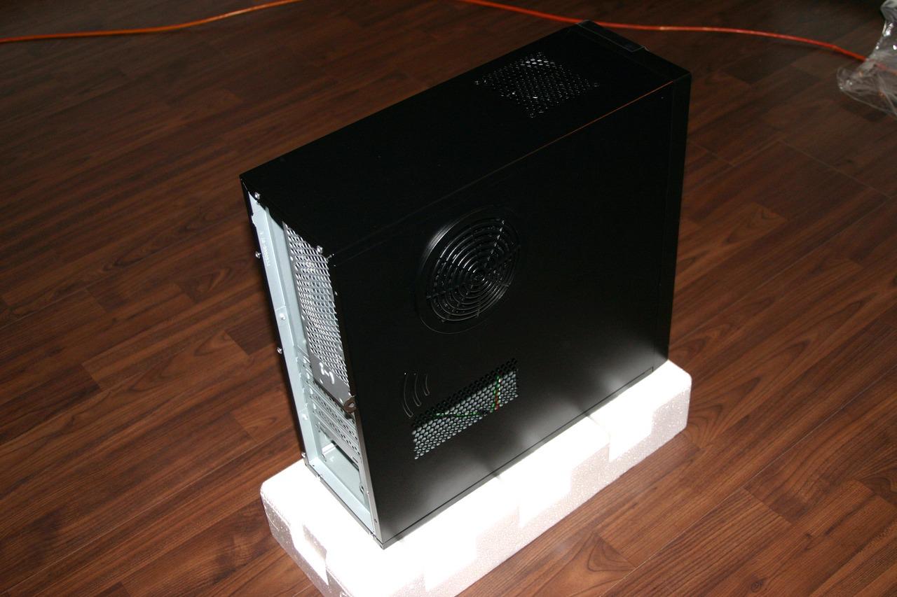 [07/01/2011] Wakü trifft Slim-Tower trifft Casemodder: Wenn die Grafikkarte das Gehäuse sprengt (2)