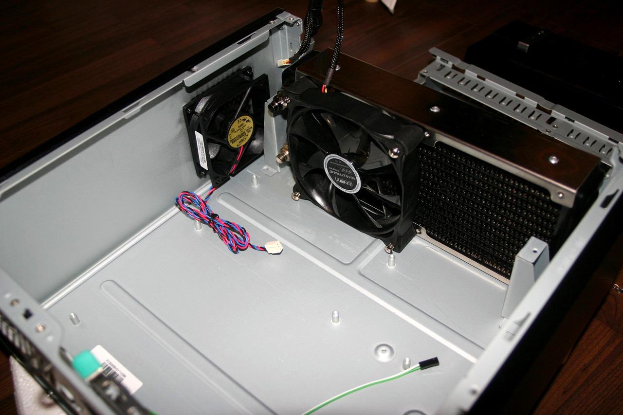 [07/01/2011] Wakü trifft Slim-Tower trifft Casemodder: Wenn die Grafikkarte das Gehäuse sprengt (10)