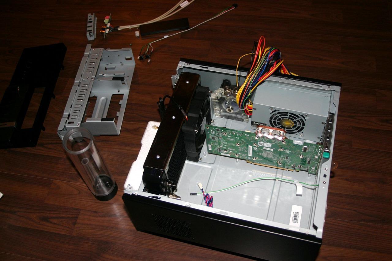 [07/01/2011] Wakü trifft Slim-Tower trifft Casemodder: Wenn die Grafikkarte das Gehäuse sprengt (12)