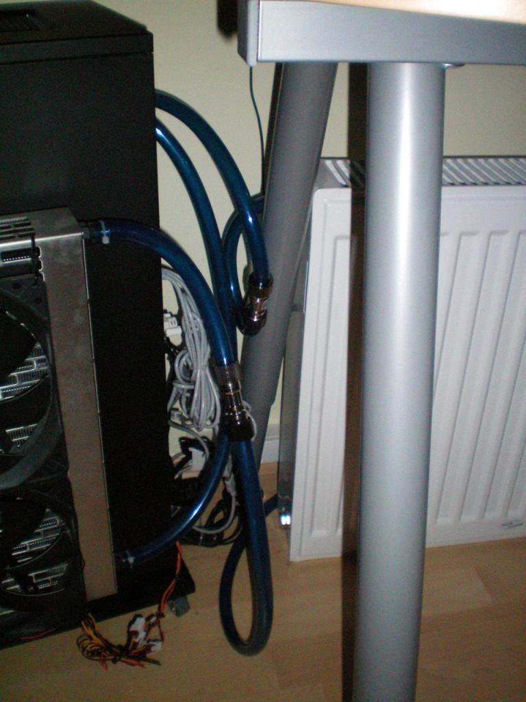 [28/01/2011] Verrückt: Wakü-Casemod mit Heizkörper als Radiator (1)