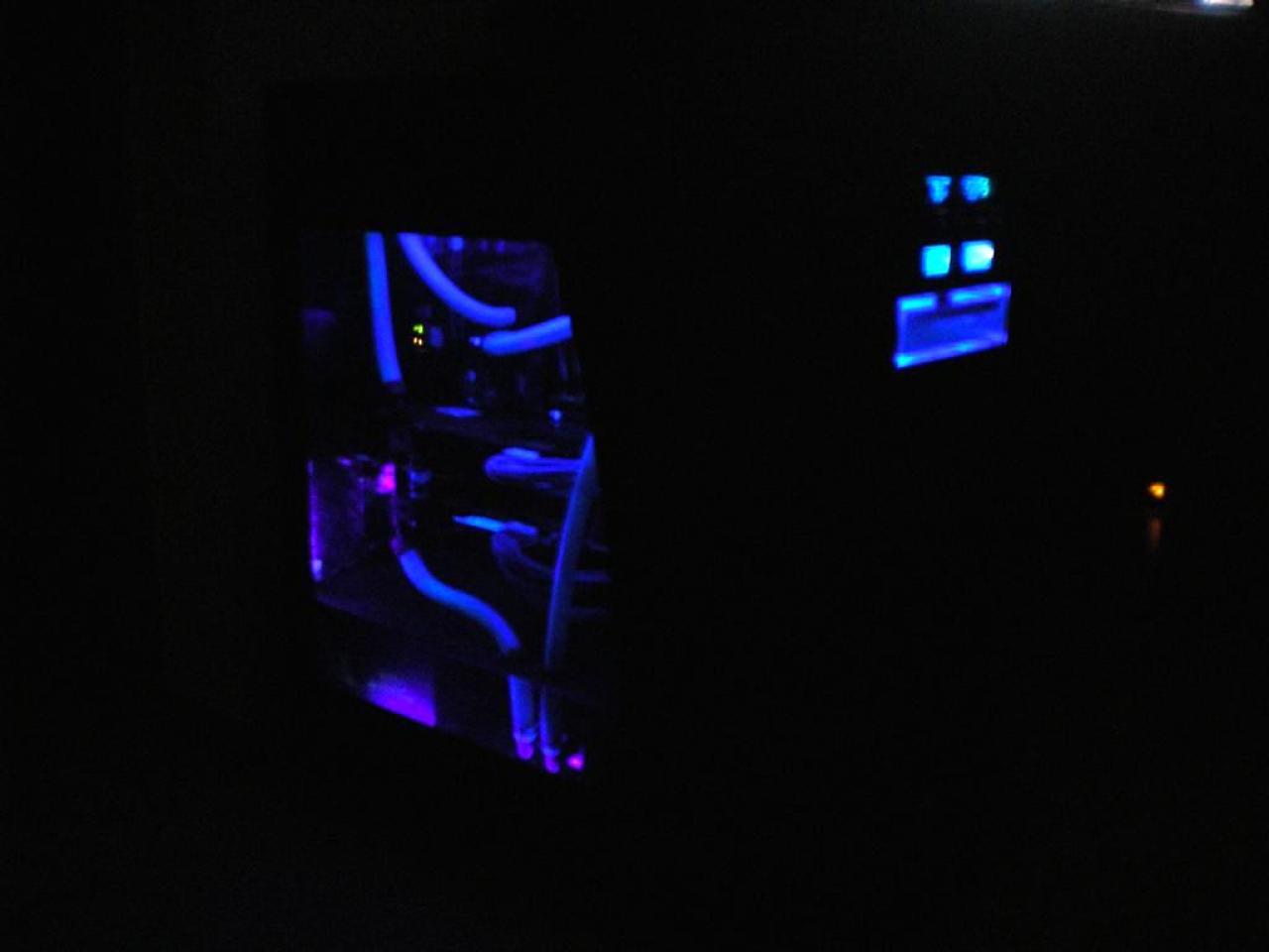 [28/01/2011] Verrückt: Wakü-Casemod mit Heizkörper als Radiator (11)