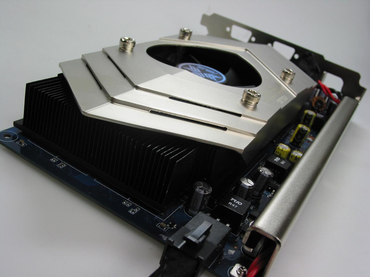 [02/02/2011] Die Asus Geforce 7800 GT Dual gibt's nur 2.000 Mal und das anno 2005 zu Preisen von Richtung 1.000 Euro - angesichts einer einzelnen Geforce 7800 GTX 512 MiB für 649 Euro UVP fast ein Schnäppchen
