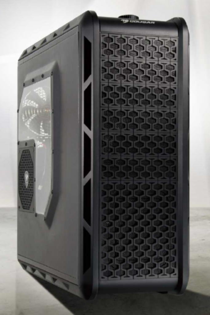 [17/02/2011] Neue Gehäuse von Cougar gibt es am Stand von Compucase zu sehen.
