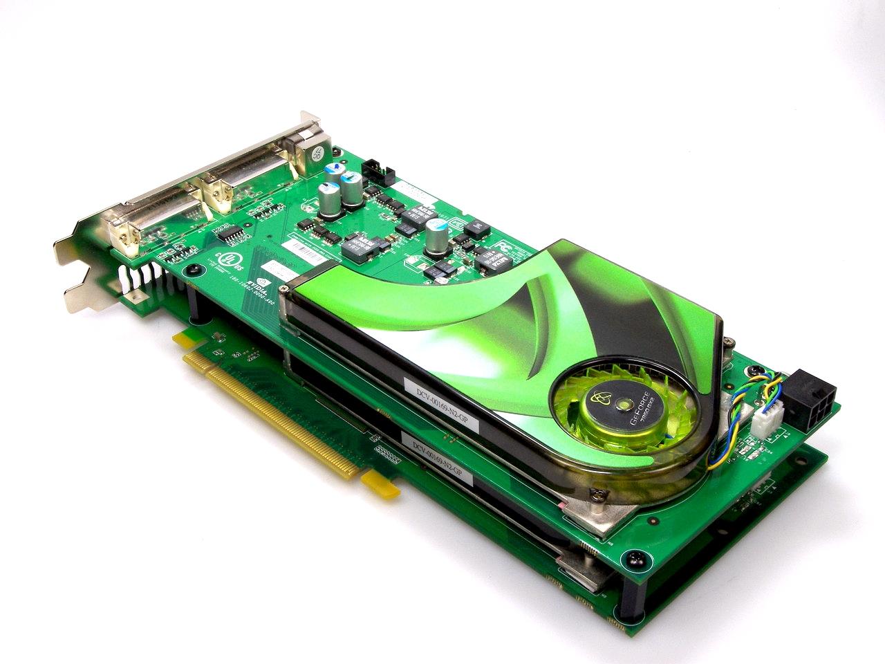 [02/02/2011] Um gegen ATis Shader-Monster X1900 XTX anzukommen, kombinierte Nvidia bei der Geforce 7950 GX2 zwei G71-Chips per SLI auf einer Platine: Die GX2 im Doppeldecker-Design war geboren. 649 Euro veranschlagte Nvidia, für ein Pärchen und damit Quad-SLI waren ergo rund 1.300 Euro fällig