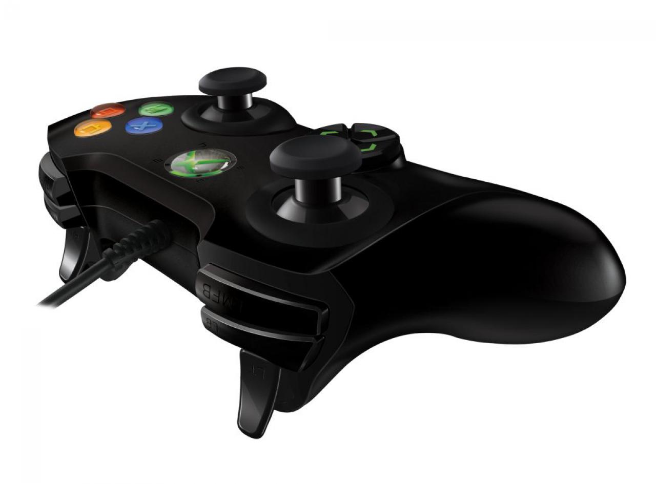 [17/02/2011] Headset-Anschluss, Zusatztasten und extralanges Kabel: das Razer Onza Gamepad für PC und Xbox 360.
