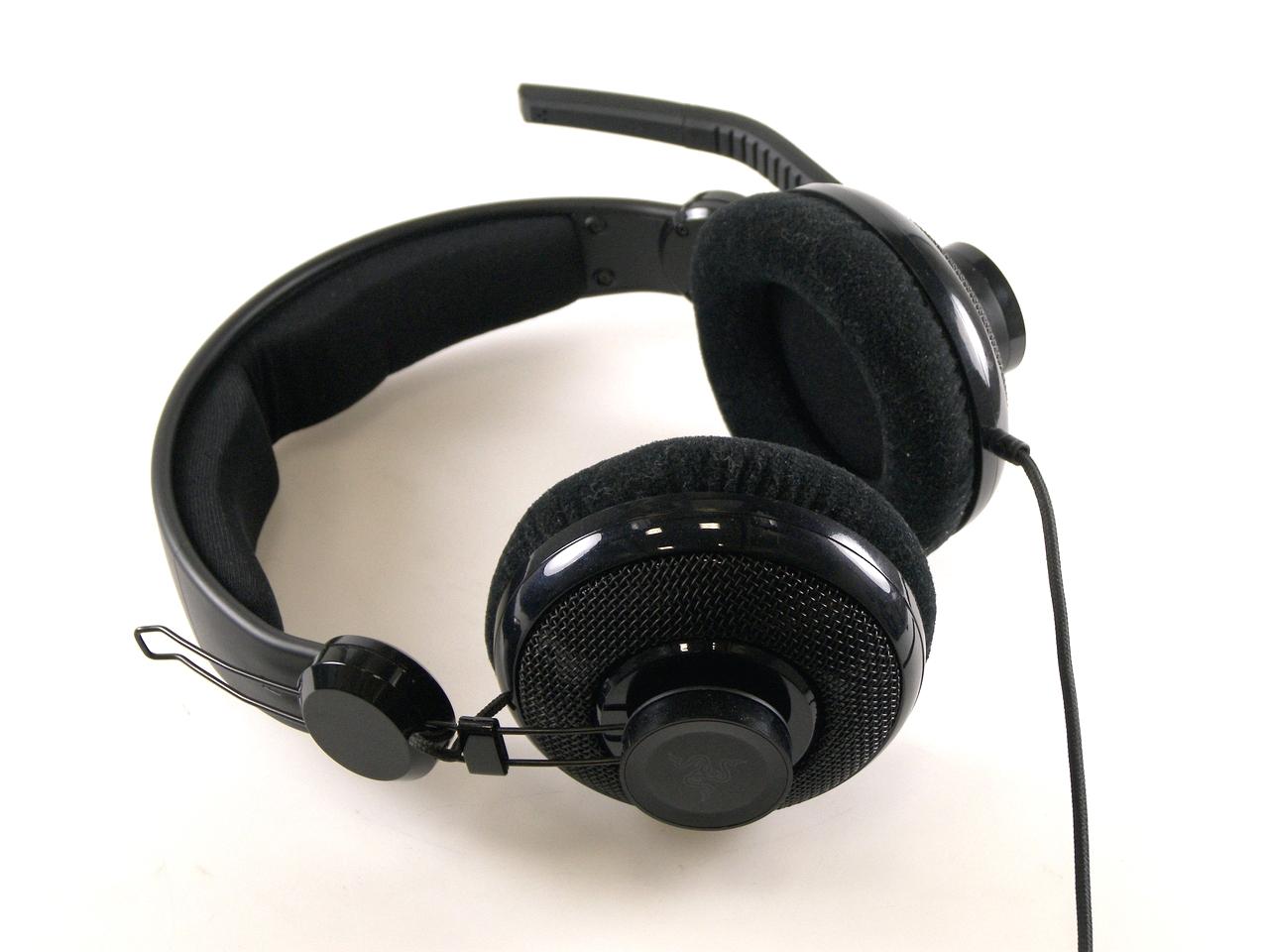 [23/02/2011] Razer Carcharias: Angelehnt an den Weißen Hai ist dieses Headset vor allem für Leute mit großen Köpfen geeignet