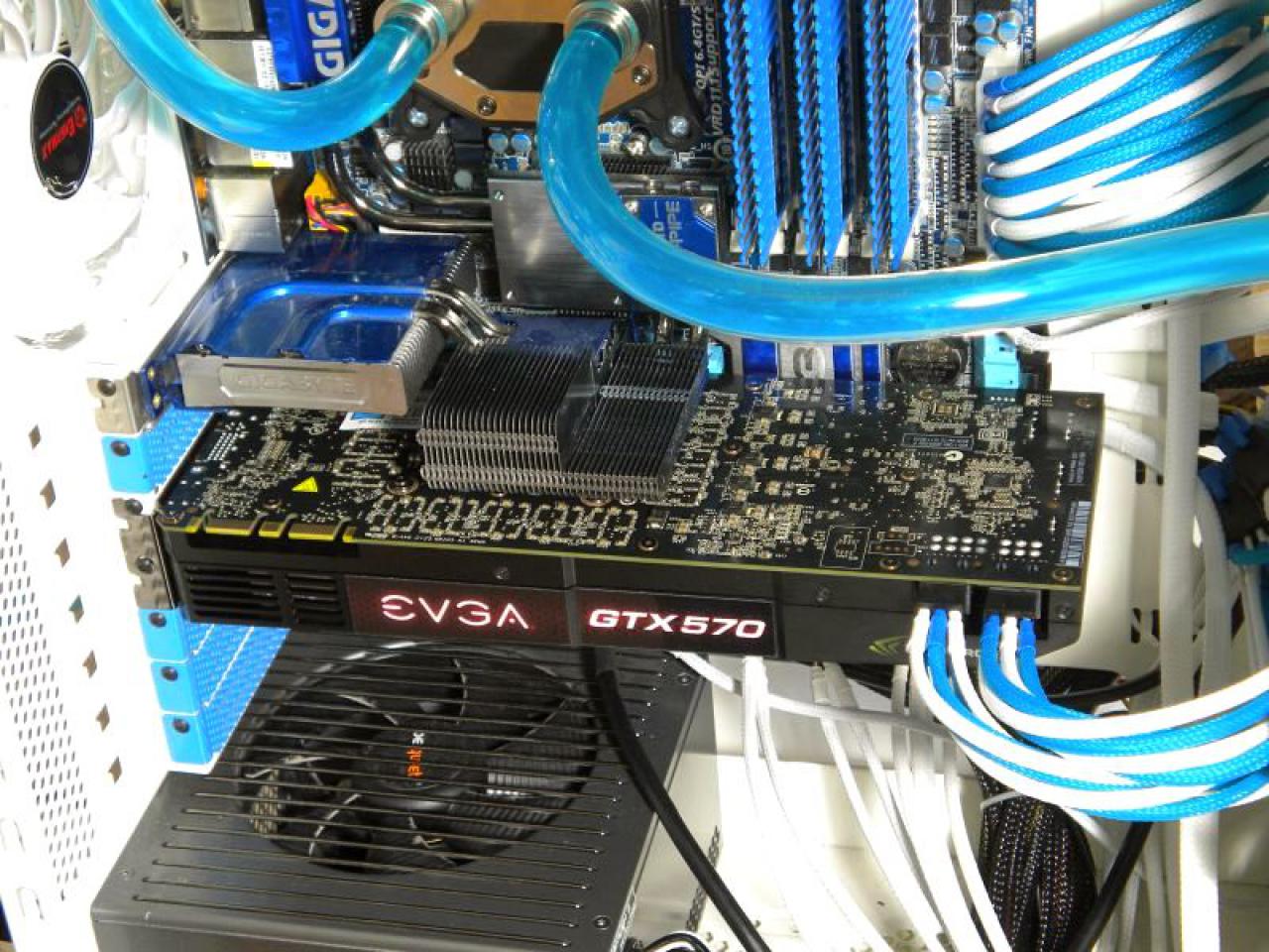 [25/02/2011] Weiß-blauer PC aus Bayern - Update: Weiße Netzteilabdeckung fertig (12)
