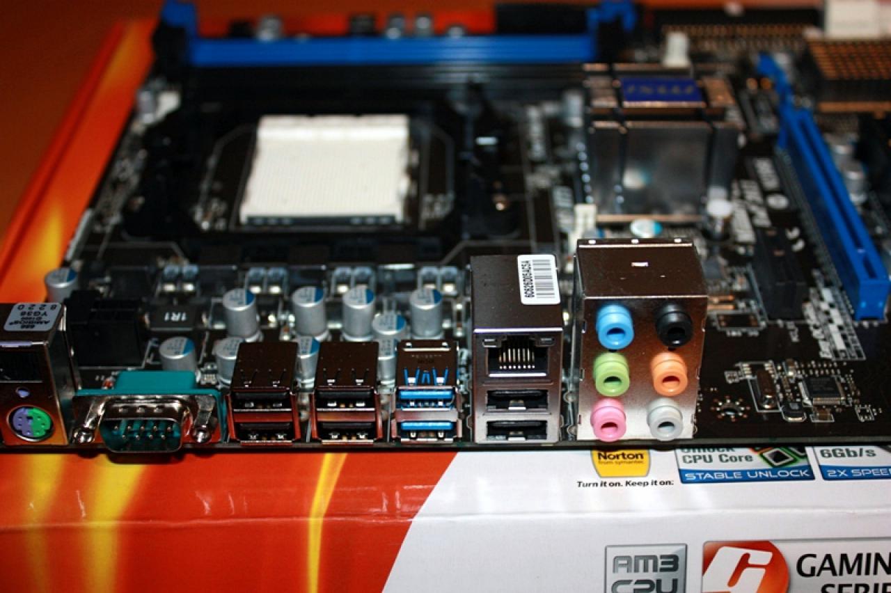[11/02/2011] Ausnahme-Casemod Candela: Acrylglas trifft LED-Wahnsinn trifft Kunstleder (28)