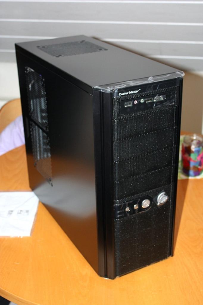 [11/02/2011] Ausnahme-Casemod Candela: Acrylglas trifft LED-Wahnsinn trifft Kunstleder (36)