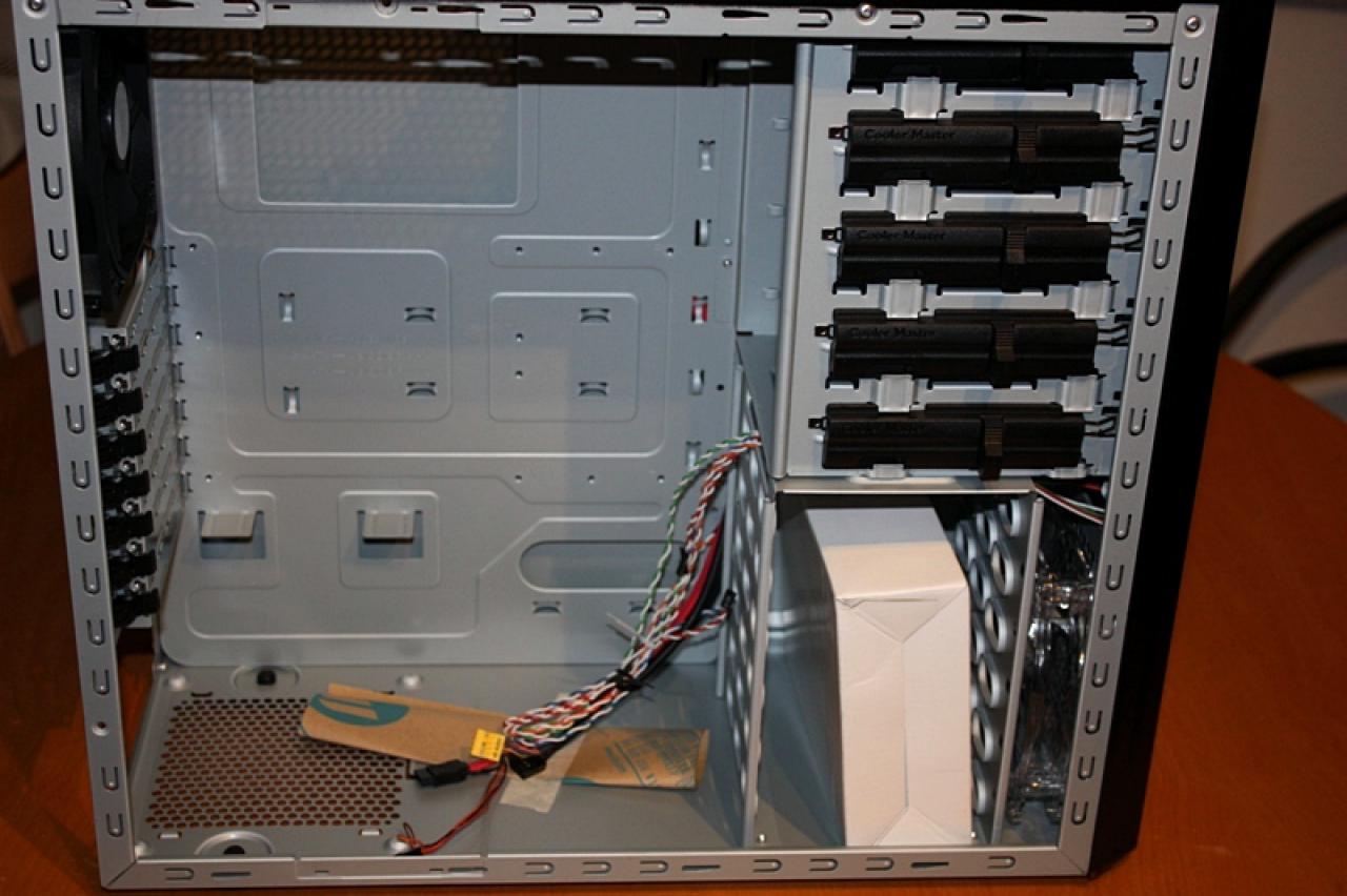 [11/02/2011] Ausnahme-Casemod Candela: Acrylglas trifft LED-Wahnsinn trifft Kunstleder (37)