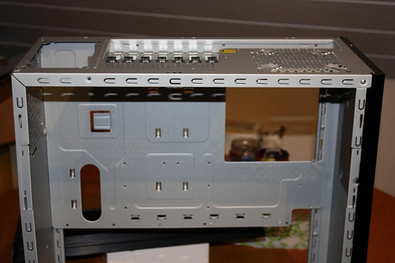 [11/02/2011] Ausnahme-Casemod Candela: Acrylglas trifft LED-Wahnsinn trifft Kunstleder (38)
