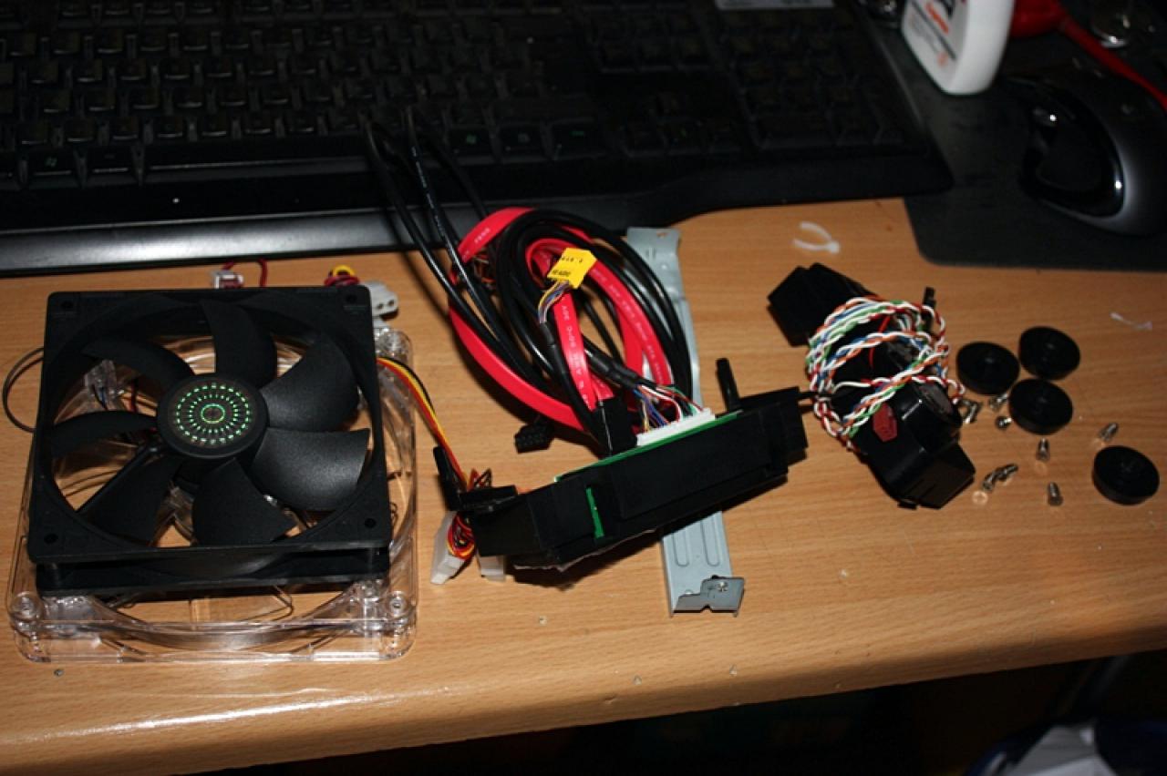 [11/02/2011] Ausnahme-Casemod Candela: Acrylglas trifft LED-Wahnsinn trifft Kunstleder (40)