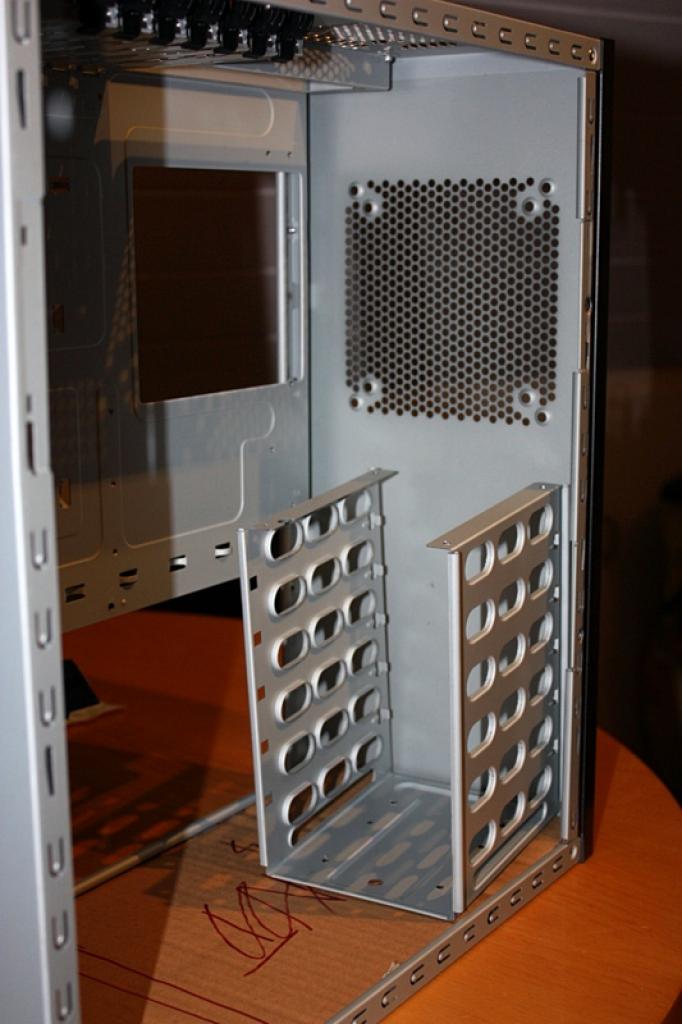 [11/02/2011] Ausnahme-Casemod Candela: Acrylglas trifft LED-Wahnsinn trifft Kunstleder (41)