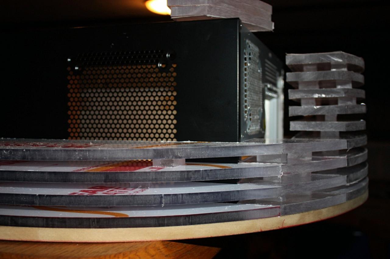 [11/02/2011] Ausnahme-Casemod Candela: Acrylglas trifft LED-Wahnsinn trifft Kunstleder (44)