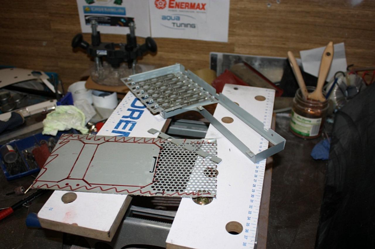 [11/02/2011] Ausnahme-Casemod Candela: Acrylglas trifft LED-Wahnsinn trifft Kunstleder (45)
