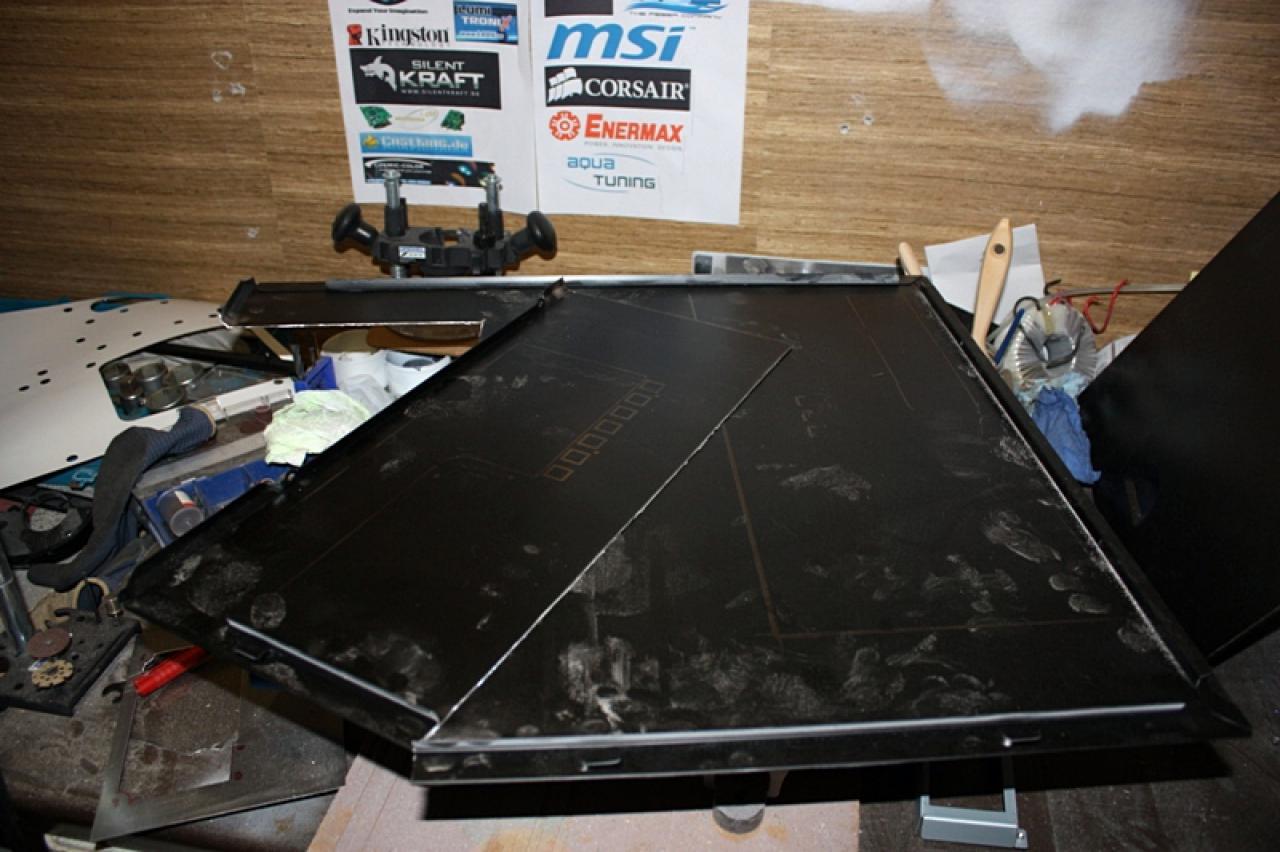 [11/02/2011] Ausnahme-Casemod Candela: Acrylglas trifft LED-Wahnsinn trifft Kunstleder (46)
