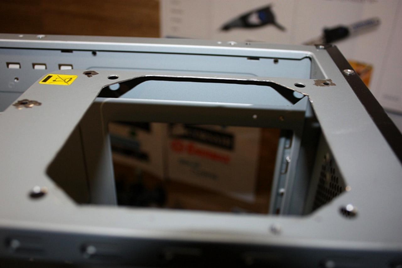 [11/02/2011] Ausnahme-Casemod Candela: Acrylglas trifft LED-Wahnsinn trifft Kunstleder (47)