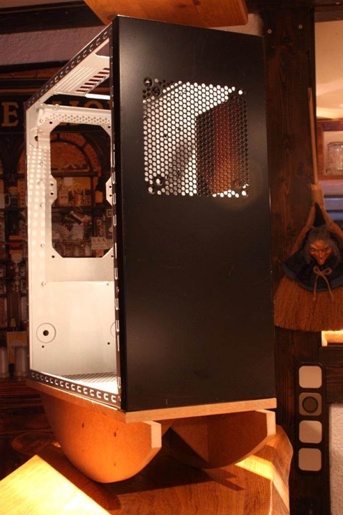[11/02/2011] Ausnahme-Casemod Candela: Acrylglas trifft LED-Wahnsinn trifft Kunstleder (57)