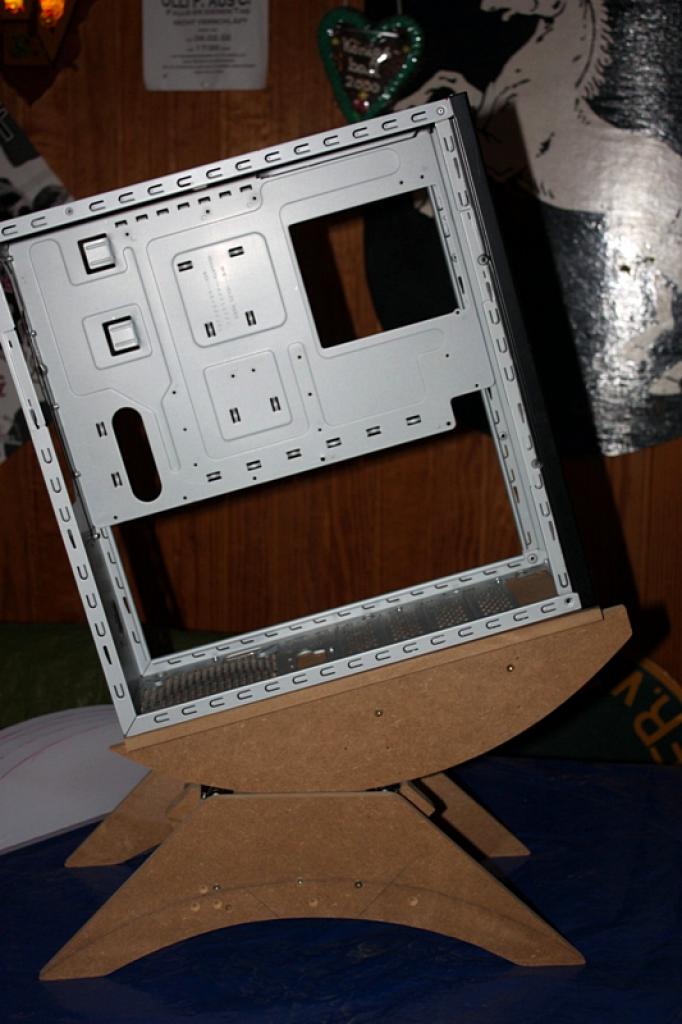 [11/02/2011] Ausnahme-Casemod Candela: Acrylglas trifft LED-Wahnsinn trifft Kunstleder (60)