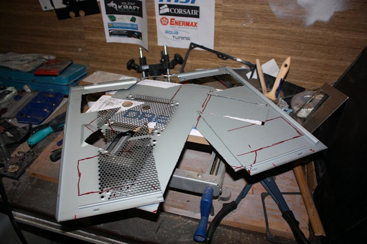 [11/02/2011] Ausnahme-Casemod Candela: Acrylglas trifft LED-Wahnsinn trifft Kunstleder (61)