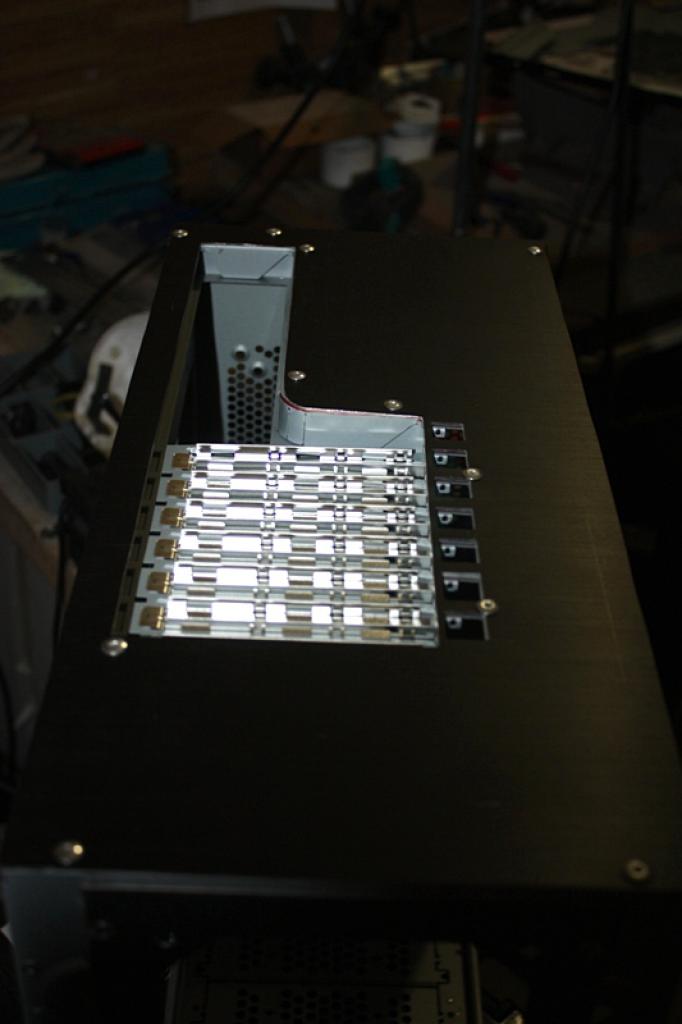 [11/02/2011] Ausnahme-Casemod Candela: Acrylglas trifft LED-Wahnsinn trifft Kunstleder (62)