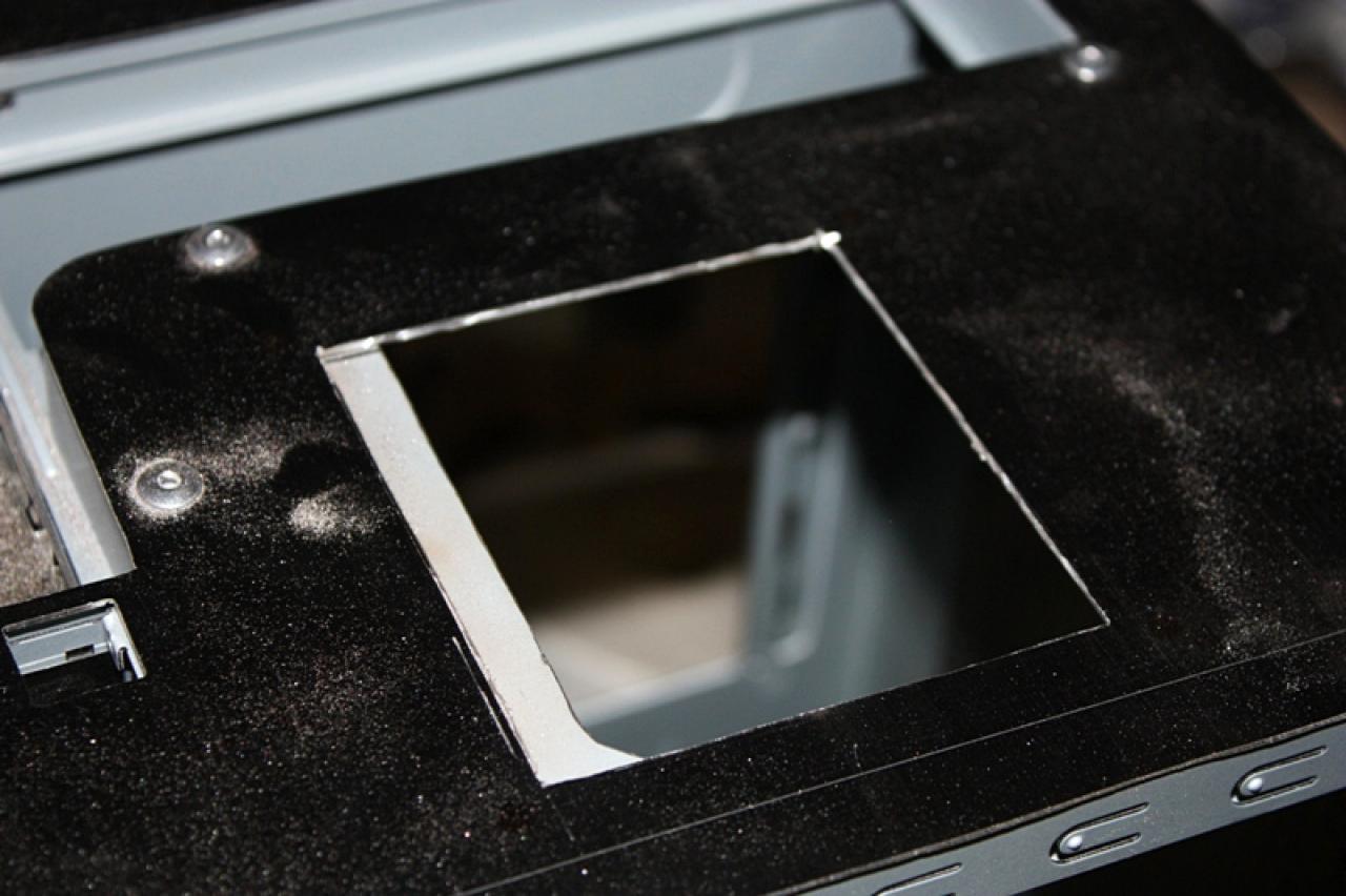 [11/02/2011] Ausnahme-Casemod Candela: Acrylglas trifft LED-Wahnsinn trifft Kunstleder (63)