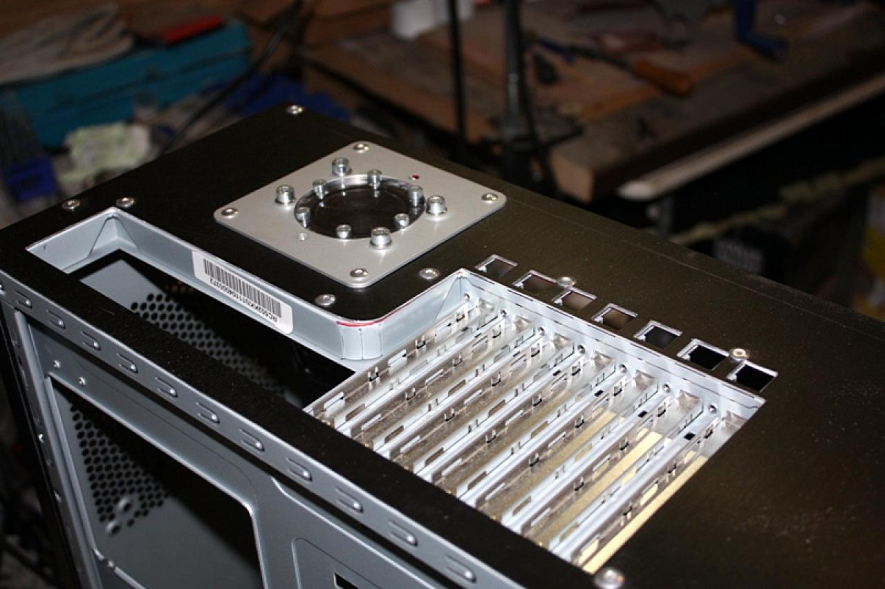 [11/02/2011] Ausnahme-Casemod Candela: Acrylglas trifft LED-Wahnsinn trifft Kunstleder (64)