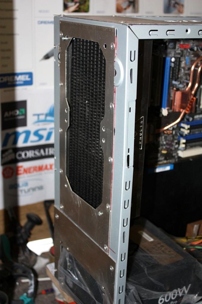 [11/02/2011] Ausnahme-Casemod Candela: Acrylglas trifft LED-Wahnsinn trifft Kunstleder (65)