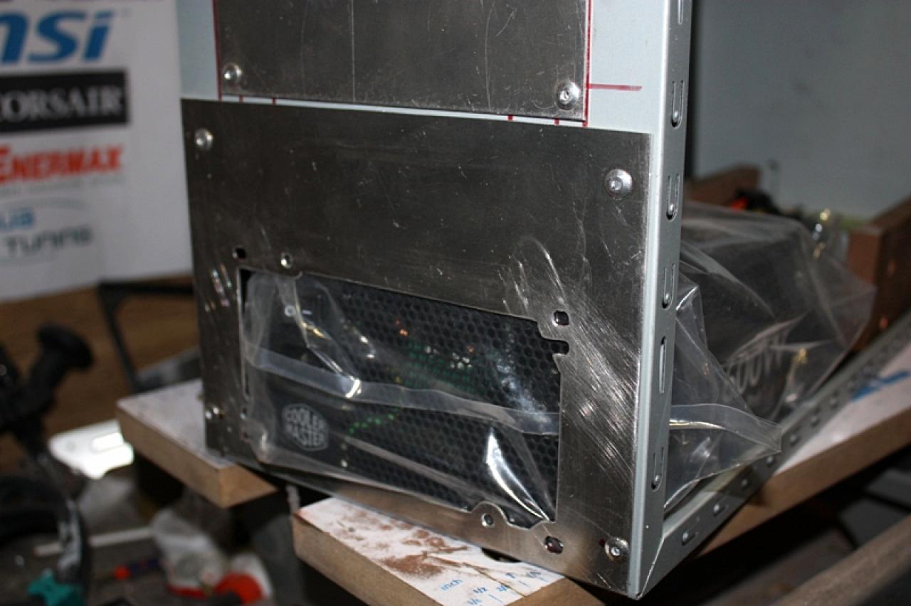 [11/02/2011] Ausnahme-Casemod Candela: Acrylglas trifft LED-Wahnsinn trifft Kunstleder (66)