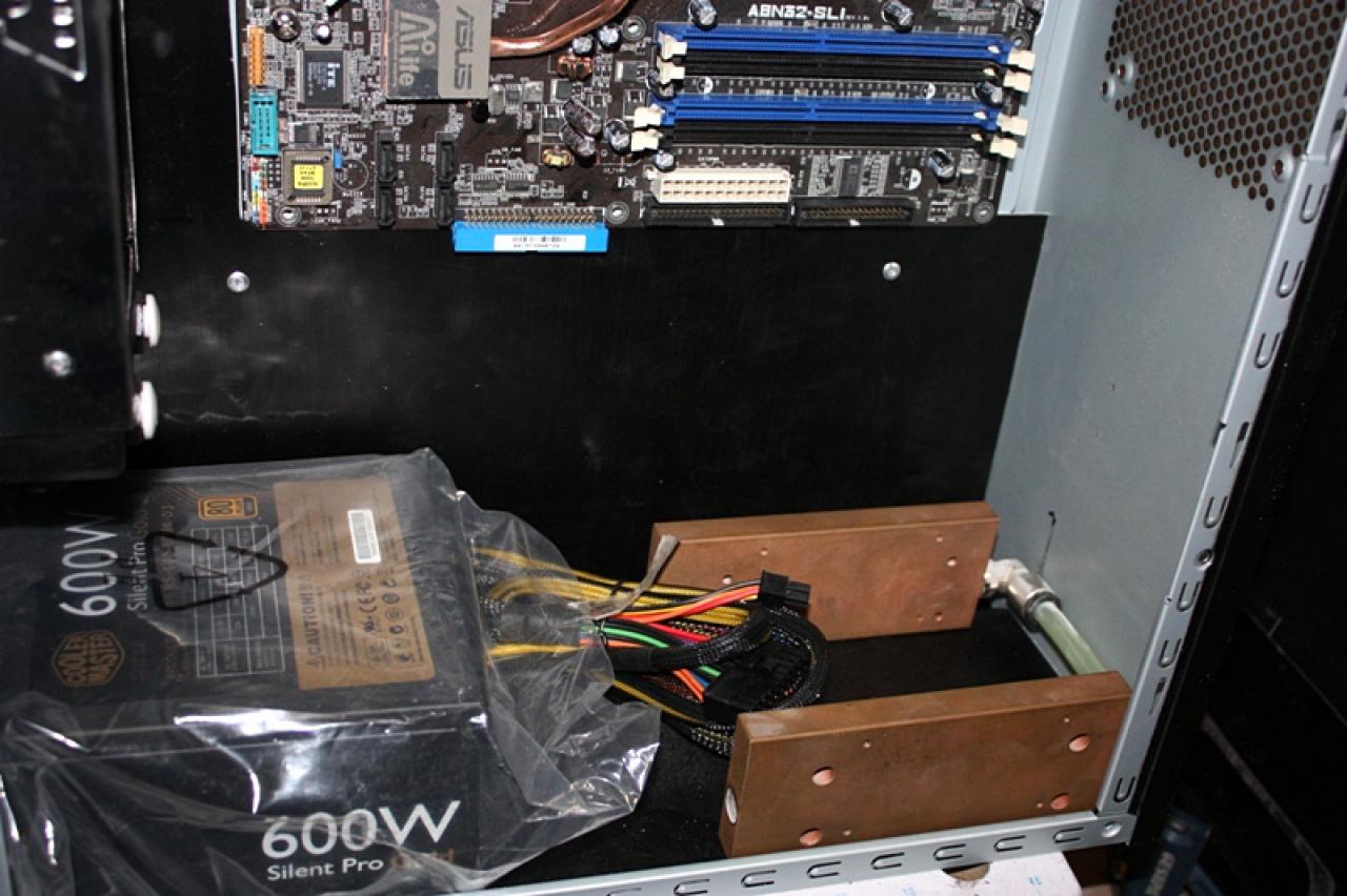 [11/02/2011] Ausnahme-Casemod Candela: Acrylglas trifft LED-Wahnsinn trifft Kunstleder (67)