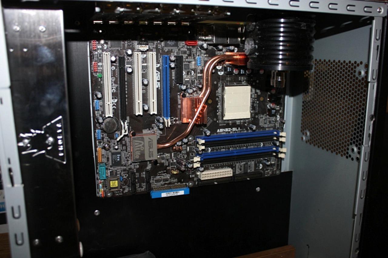[11/02/2011] Ausnahme-Casemod Candela: Acrylglas trifft LED-Wahnsinn trifft Kunstleder (68)