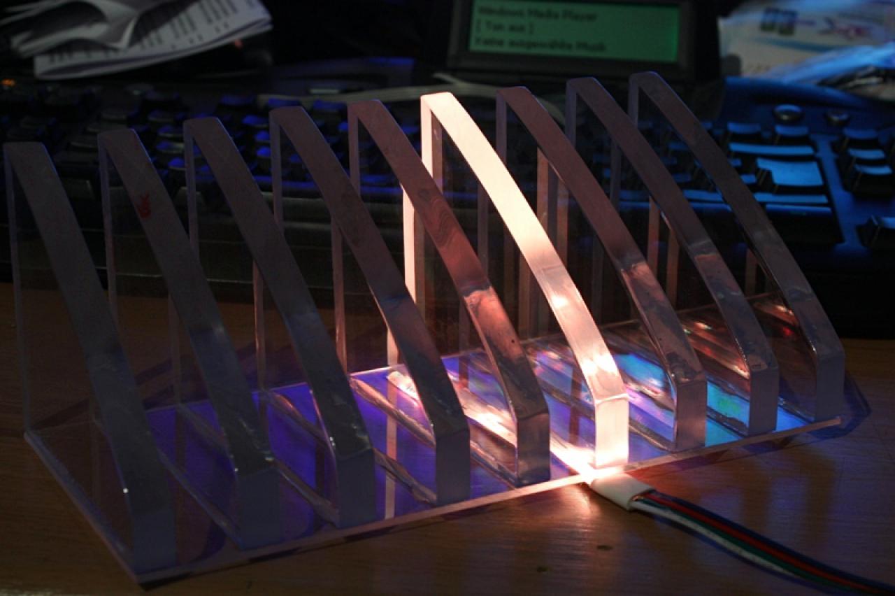 [11/02/2011] Ausnahme-Casemod Candela: Acrylglas trifft LED-Wahnsinn trifft Kunstleder (71)