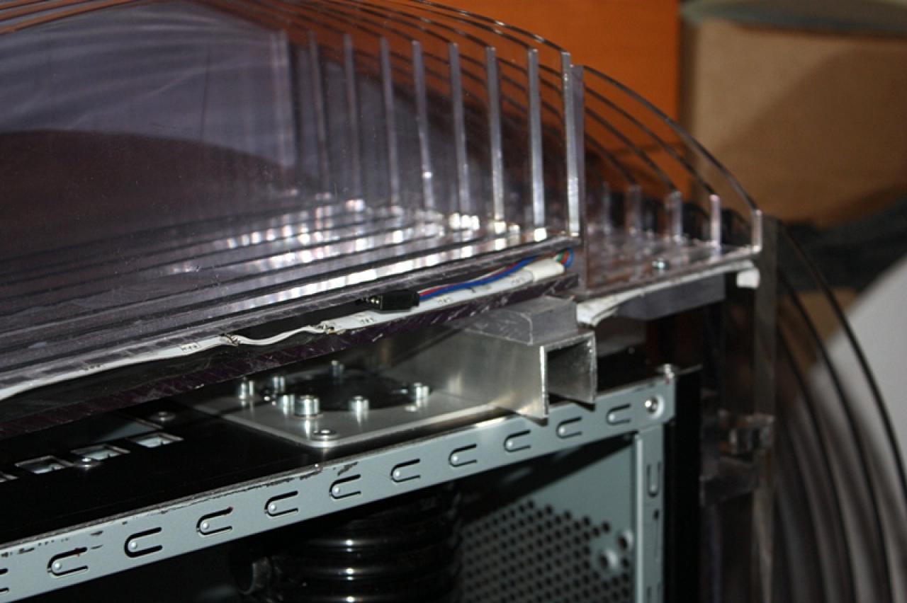 [11/02/2011] Ausnahme-Casemod Candela: Acrylglas trifft LED-Wahnsinn trifft Kunstleder (95)