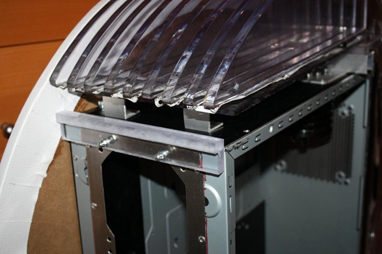 [11/02/2011] Ausnahme-Casemod Candela: Acrylglas trifft LED-Wahnsinn trifft Kunstleder (96)