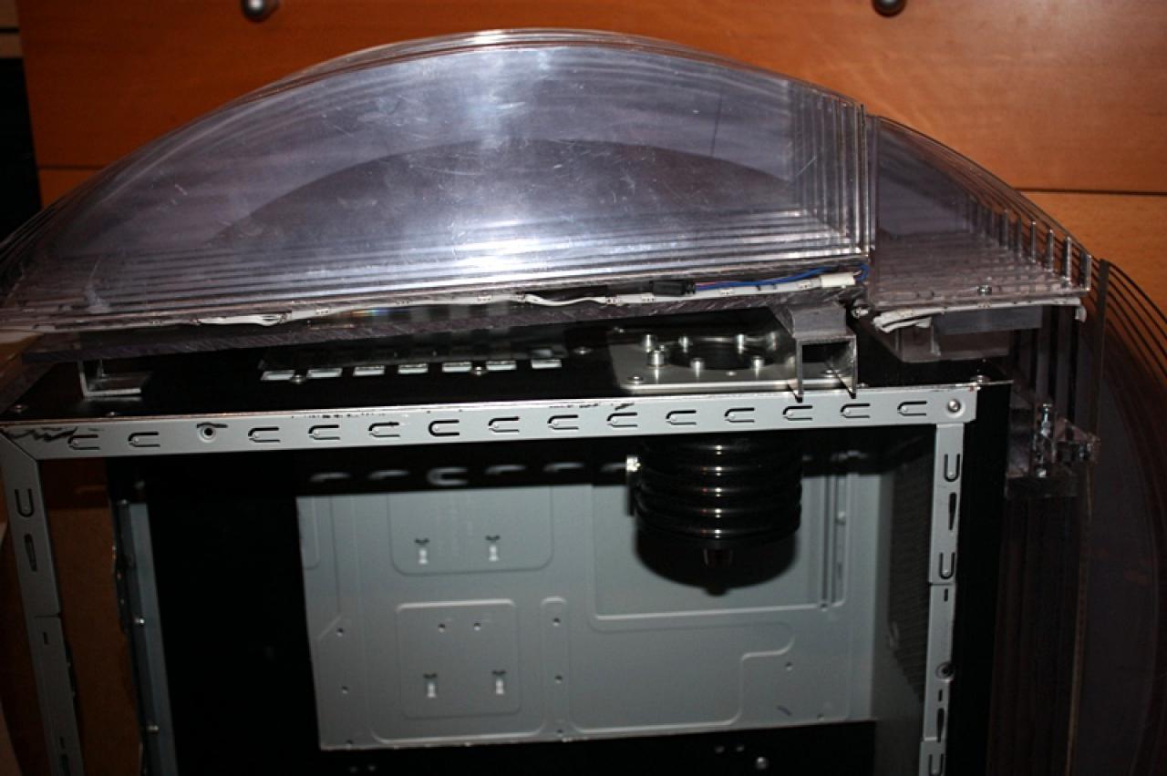 [11/02/2011] Ausnahme-Casemod Candela: Acrylglas trifft LED-Wahnsinn trifft Kunstleder (97)