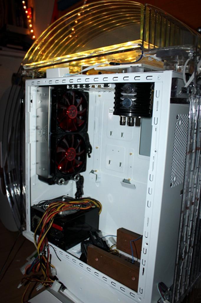 [11/02/2011] Ausnahme-Casemod Candela: Acrylglas trifft LED-Wahnsinn trifft Kunstleder (104)