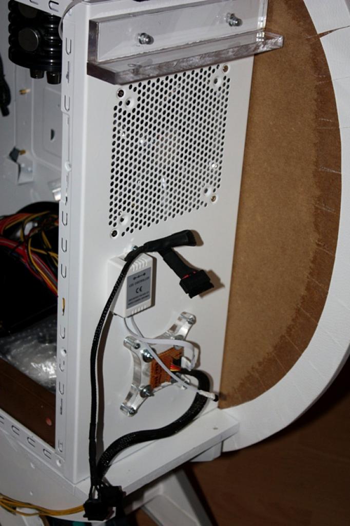[11/02/2011] Ausnahme-Casemod Candela: Acrylglas trifft LED-Wahnsinn trifft Kunstleder (105)